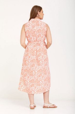 אישה לובשת שמלת הריון מארון שמנת כתום