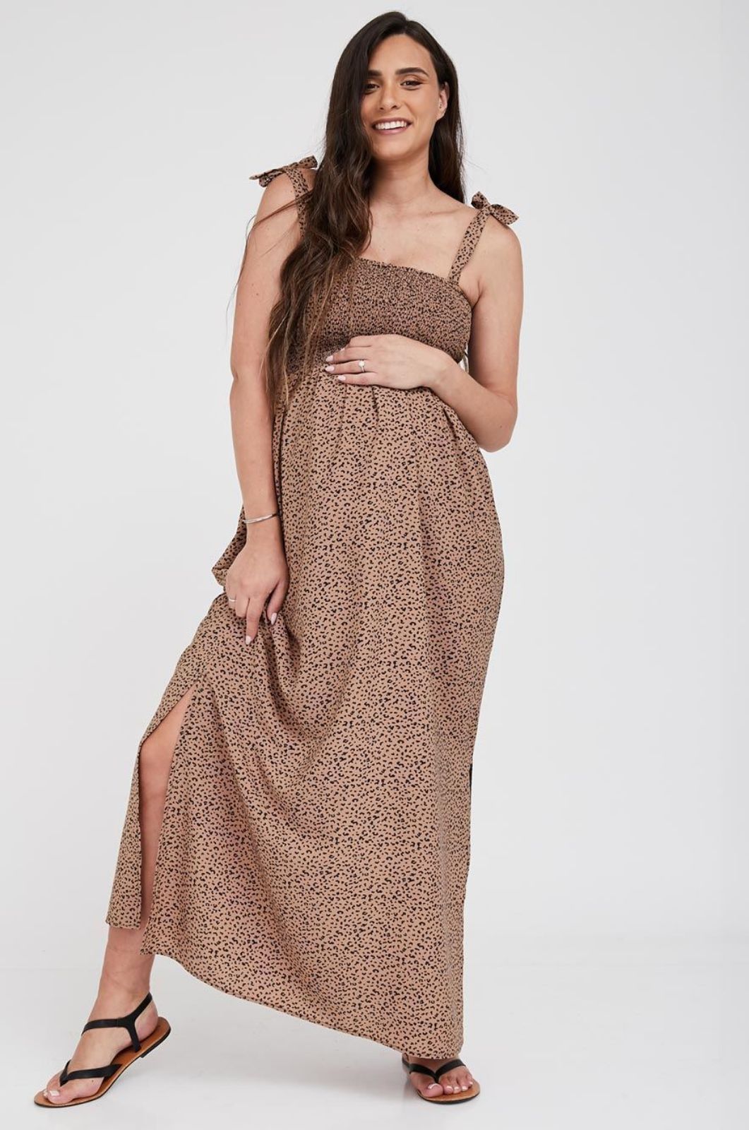 אישה לובשת שמלת הריון מרסל שחור בז'