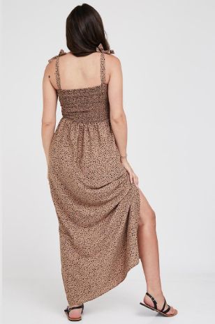 אישה לובשת שמלת הריון מרסל שחור בז' - אבישג ארבל