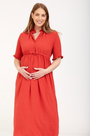 אישה לובשת שמלת הריון נוגה חמרה