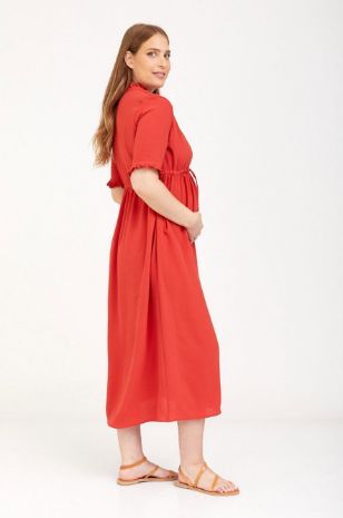 אישה לובשת שמלת הריון נוגה חמרה