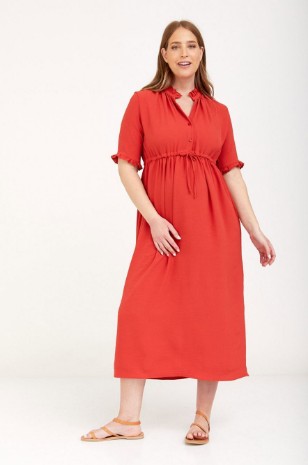 אישה לובשת שמלת הריון נוגה חמרה