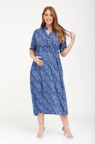 אישה לובשת שמלת הריון נוגה חמרה