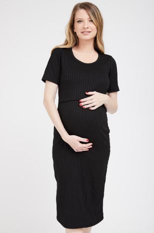 אישה לובשת שמלת הנקה לילי נייבי