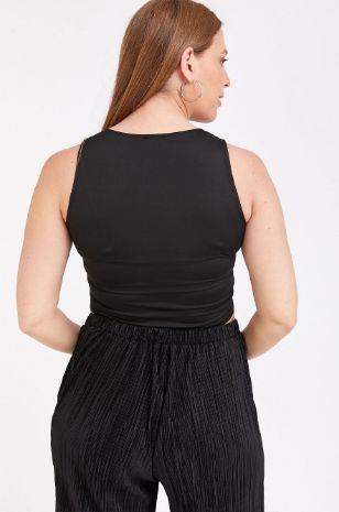 אישה לובשת טופ הריון מחשוף מרובע שחור של אבישג ארבל