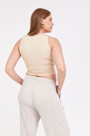 אישה לובשת טופ הריון מחשוף מרובע אבן של אבישג ארבל