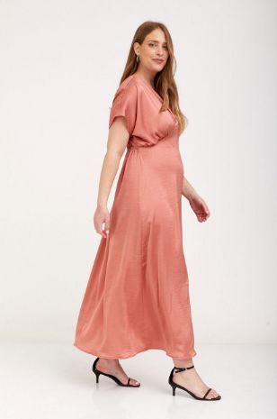 אישה לובשת שמלת הריון אפרודיטה חמרה