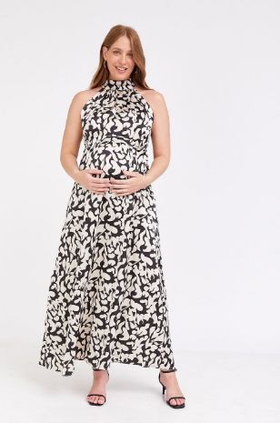 אישה לובשת שמלת הריון קרול שחורה מודפס