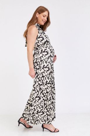 אישה לובשת שמלת הריון קרול שחורה מודפס