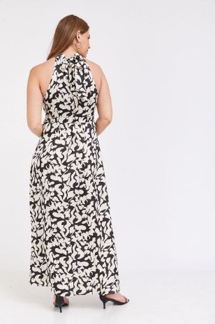 אישה לובשת שמלת הריון קרול שחורה מודפס