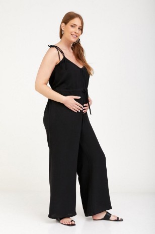 אישה לובשת אוברול הריון לירוי שחור של אבישג ארבל