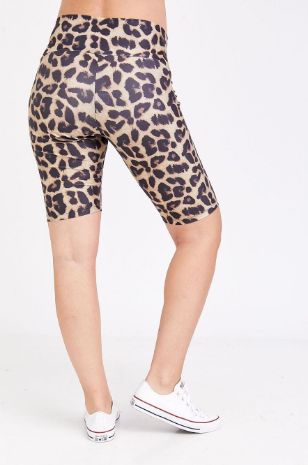 אישה לובשת טייץ בייקר מודפס להריון מנומר חום