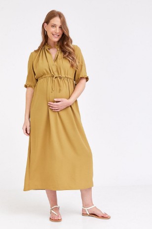 אישה לובשת שמלת הריון נוגה חמרה