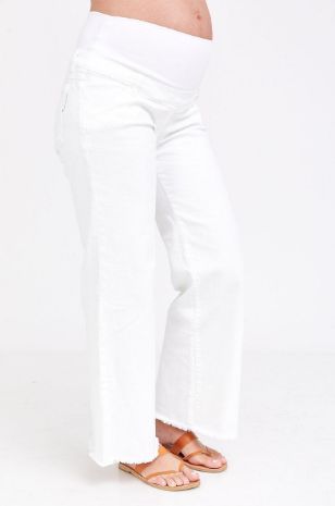 אישה לובשת ג'ינס הריון דבי לבן	