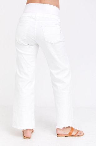 אישה לובשת ג'ינס הריון דבי לבן	