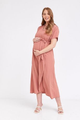 אישה לובשת שמלת הריון אייבי ורוד עתיק