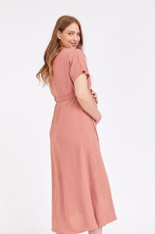 אישה לובשת שמלת הריון אייבי ורוד עתיק