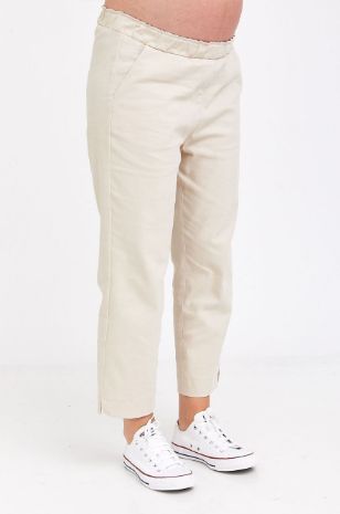 אישה לובשת מכנסי הריון רפאל טבעי