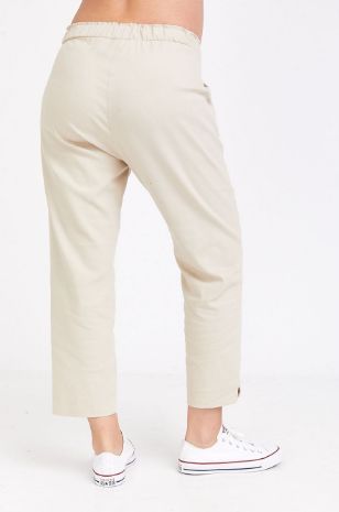 אישה לובשת מכנסי הריון רפאל טבעי