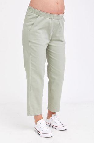 אישה לובשת מכנסי הריון רפאל זית בהיר של אבישג ארבל