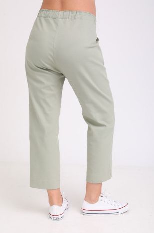 אישה לובשת מכנסי הריון רפאל זית בהיר של אבישג ארבל