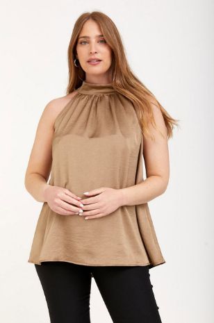 אישה לובשת חולצת הריון צווארון קשר מנומר קרפ של אבישג ארבל