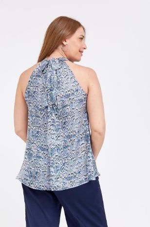 אישה לובשת חולצת הריון צווארון קשר מנומר קרפ של אבישג ארבל