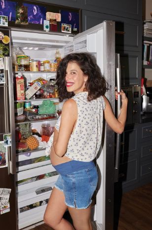 אישה לובשת דגם שורטס אנד סימפל להריון כחול