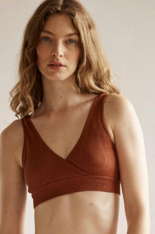 אישה לובשת חזיית הנקה מעטפת ריב Saisei שחורה של אבישג ארבל