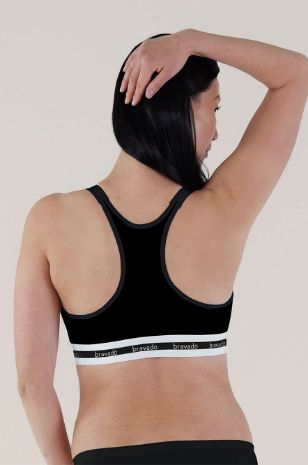 אישה לובשת חזיית שאיבה Full Cupשחורה של Bravado