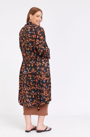 אישה לובשת קימונו גיישה להריון שחור פרחוני