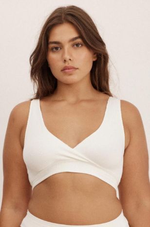 אישה לובשת חזיית הנקה מעטפת ריב Saisei שחורה של אבישג ארבל