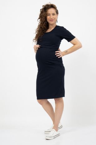 אישה לובשת שמלת הנקה לילי חול