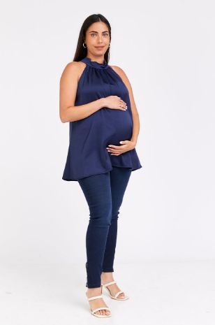 אישה לובשת חולצת הריון צווארון קשר מנומר קרפ של אבישג ארבל