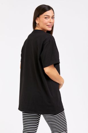 טישרט MAMA שחורה של אבישג ארבל