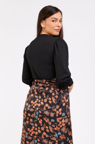 אישה לובשת חולצת הריון אודט שחורה