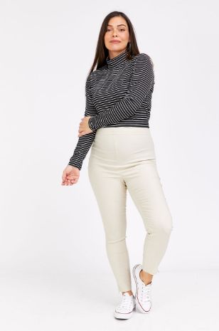 אישה לובשת גולף איימי פסים להריון ש.ארוך שמנת פס שחור