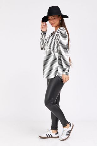 רוני דלומי לובשת חולצת הריון היילי שמנת פס שחור