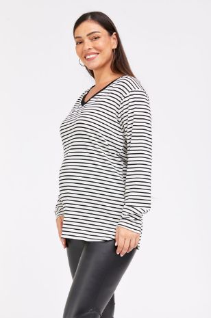 רוני דלומי לובשת חולצת הריון היילי שמנת פס שחור
