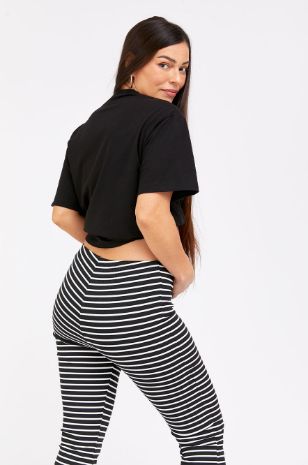 אישה לובשת מכנסי הריון דוריאן שחור פס לבן  של אבישג ארבל