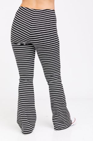 אישה לובשת מכנסי הריון דוריאן שחור פס לבן