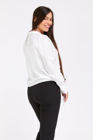 רוני דלומי לובשת חולצת קשירה גברית לבן	