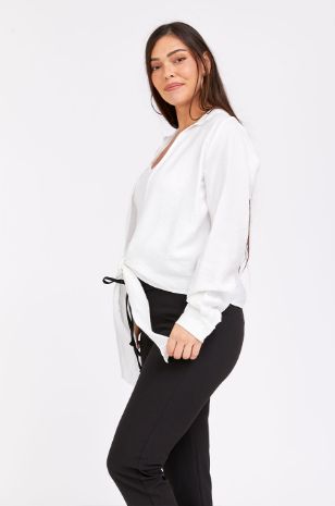 רוני דלומי לובשת חולצת קשירה גברית לבן	